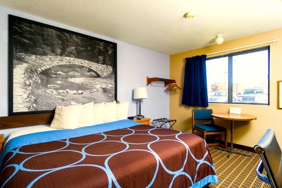 Super 8 By Wyndham Burlington Hotell Exteriör bild