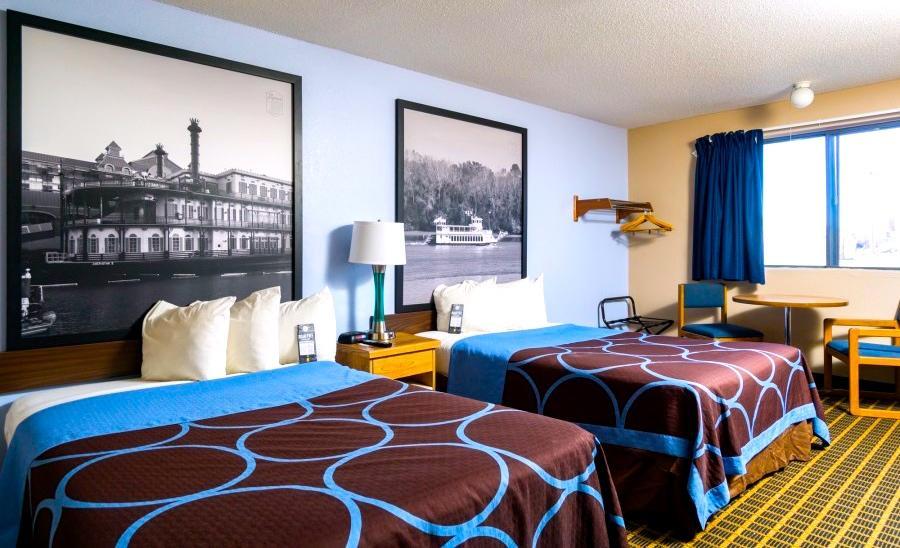 Super 8 By Wyndham Burlington Hotell Exteriör bild