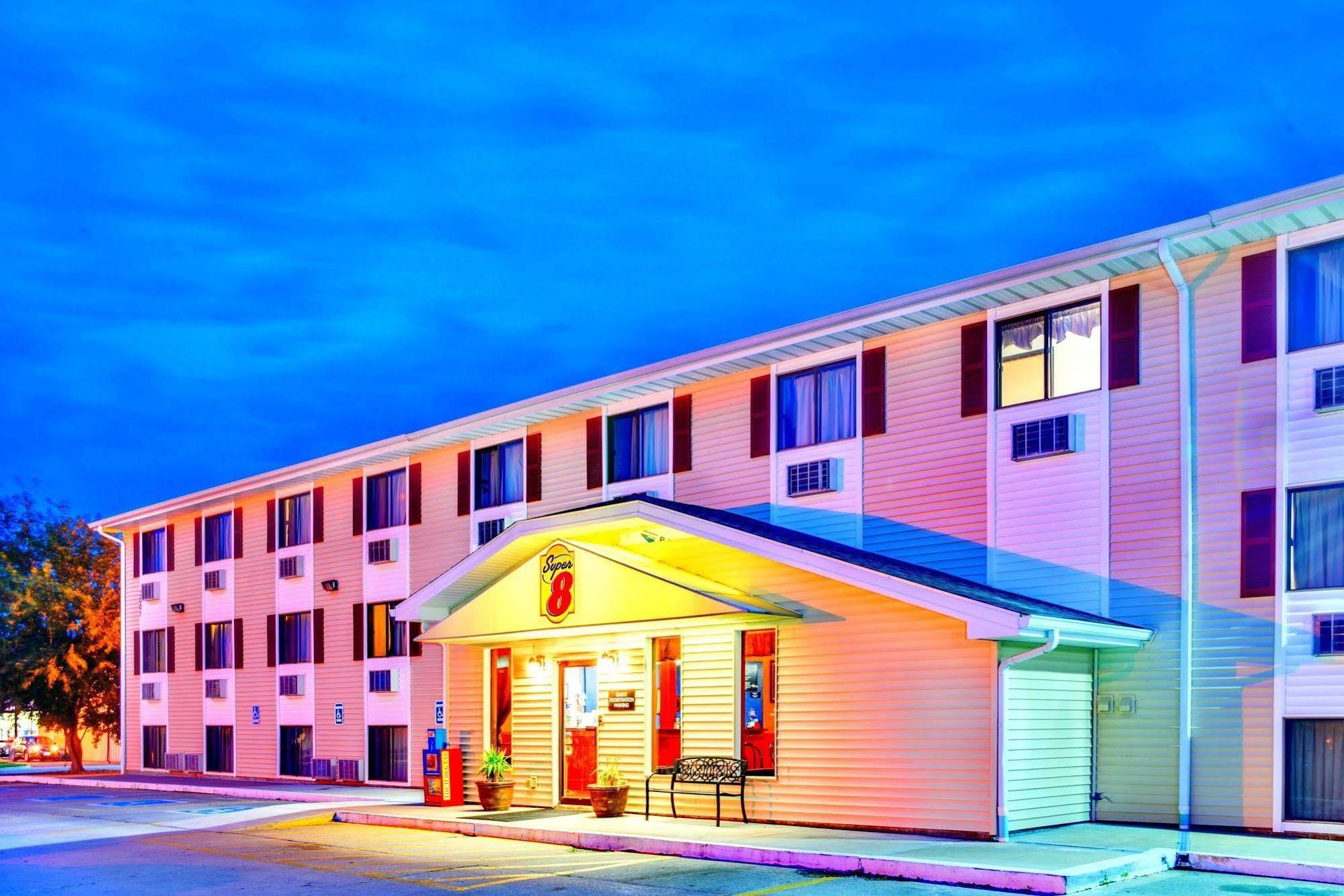 Super 8 By Wyndham Burlington Hotell Exteriör bild