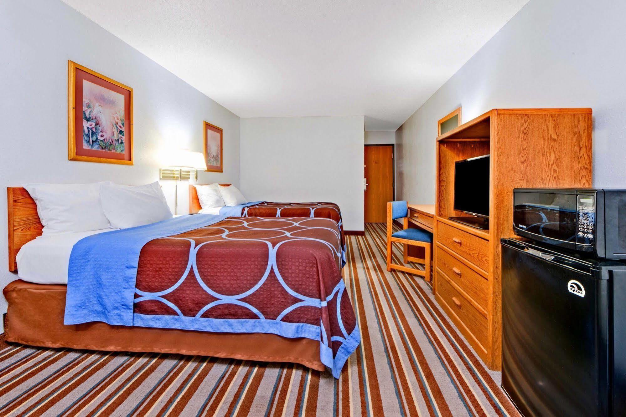 Super 8 By Wyndham Burlington Hotell Exteriör bild