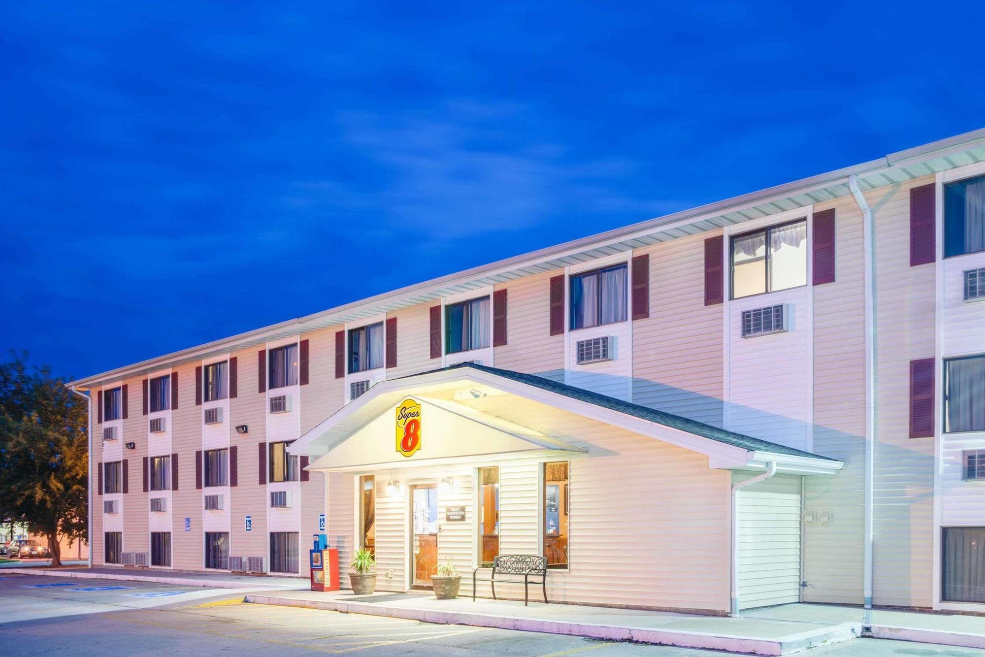 Super 8 By Wyndham Burlington Hotell Exteriör bild